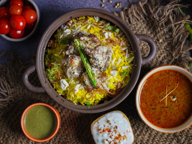 How​‍​‌‍​‍‌ to Cook Authentic Bombay Biryani in One Pot